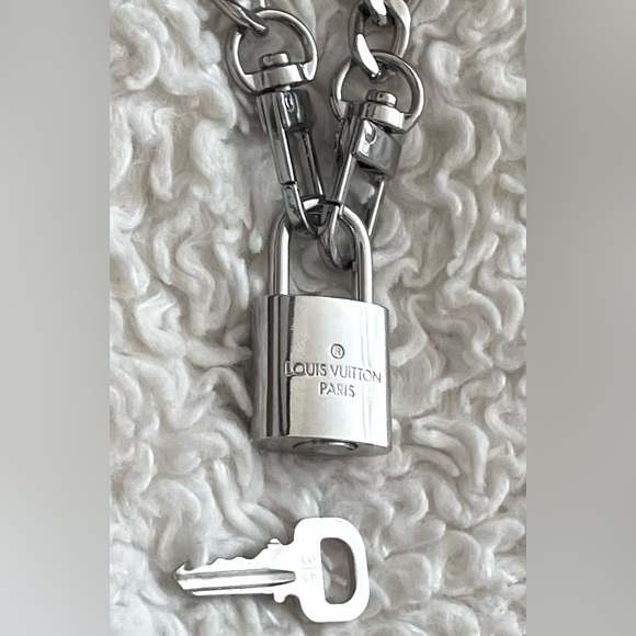 NEW Louis Vuitton SILVER Lock and Key 315 with 16" Curb Chain - Picture 4 of 4